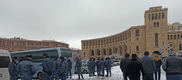 Полицейские выставили кордон у здания правительства (24 декабря 2020). Еревaн - Sputnik Արմենիա