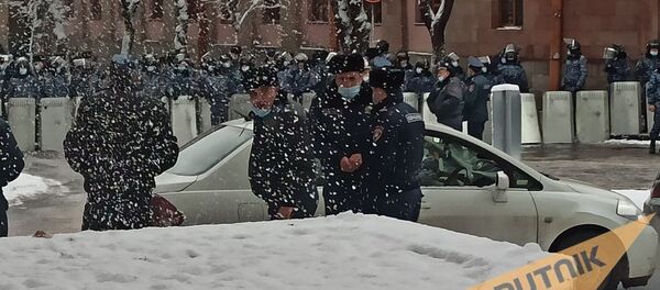 Полиция перекрыла вход в правительство (24 декабря 2020). Еревaн - Sputnik Արմենիա