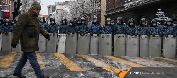 Мужчина проходит мимо полицейского кордона на перекрестке проспекта Тиграна Меца и улицы Мелика Адамяна (24 декабря 2020). Еревaн - Sputnik Արմենիա