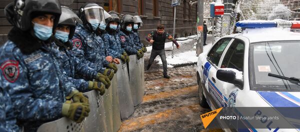 Мужчина проходит мимо полицейского кордона на перекрестке проспекта Тиграна Меца и улицы Мелика Адамяна (24 декабря 2020). Еревaн Мужчина проходит мимо полицейского кордона на перекрестке проспекта Тиграна Меца и улицы Мелика Адамяна (24 декабря 2020). Еревaн - Sputnik Արմենիա