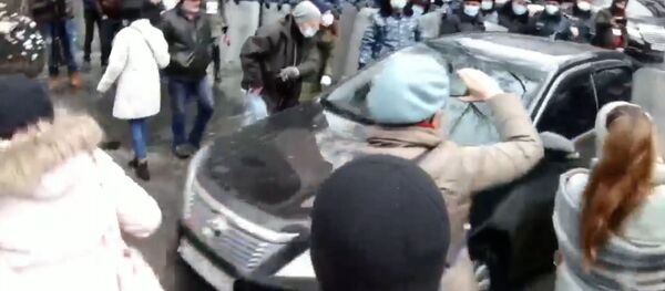 Правительственные автомобили прорвали оцепление - Sputnik Արմենիա