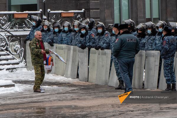 Полиция выставила кордон у правительства — Гегам Манукян решил ей помочь Полиция выставила кордон у правительства — Гегам Манукян решил ей помочь - Sputnik Армения