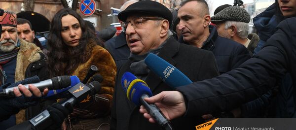 Вазген Манукян отвечает на вопросы журналистов во время акции протеста у Дома правительства (24 декабря 2020). Еревaн Вазген Манукян отвечает на вопросы журналистов во время акции протеста у Дома правительства (24 декабря 2020). Еревaн - Sputnik Արմենիա