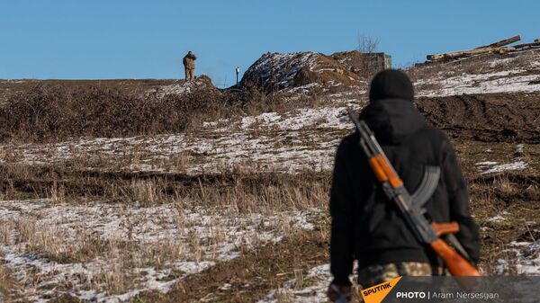 Армянские военнослужащие на одной из позиций близ села Давид Бек в Сюникской области Армении - Sputnik Արմենիա