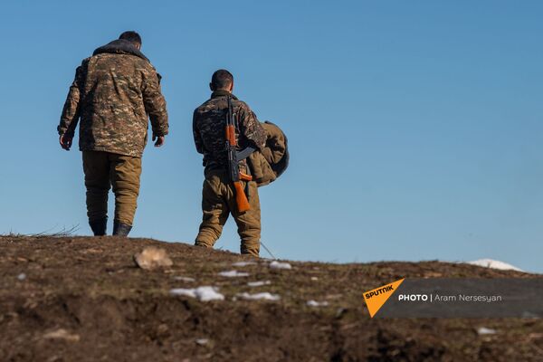Армянские военнослужащие на одной из позиций близ села Давид Бек в Сюникской области Армении - Sputnik Армения