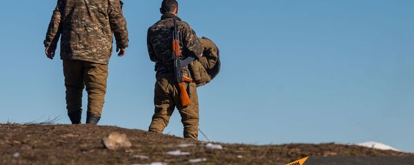 Армянские военнослужащие на одной из позиций близ села Давид Бек в Сюникской области Армении - Sputnik Արմենիա