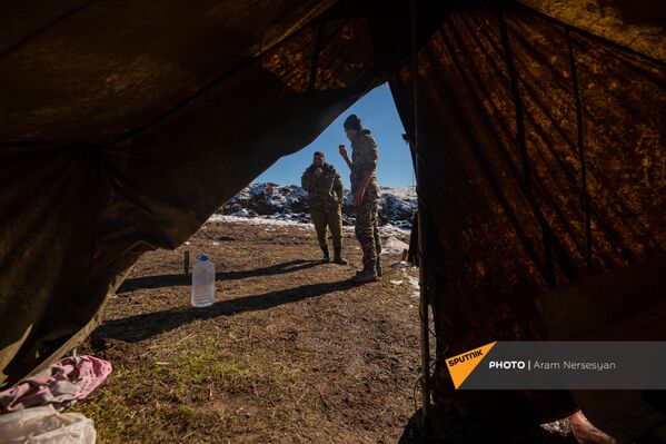 Армянские военнослужащие на одной из позиций близ села Давид Бек в Сюникской области Армении - Sputnik Армения