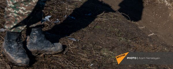 Армянские военнослужащие на одной из позиций близ села Давид Бек в Сюникской области Армении - Sputnik Արմենիա