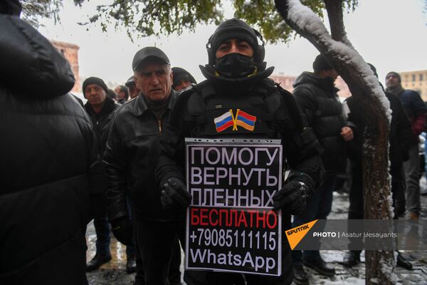 Помогу вернуть пленных . Что за мужчина стоял у здания правительства Армении? Помогу вернуть пленных . Что за мужчина стоял у здания правительства Армении? - Sputnik Армения