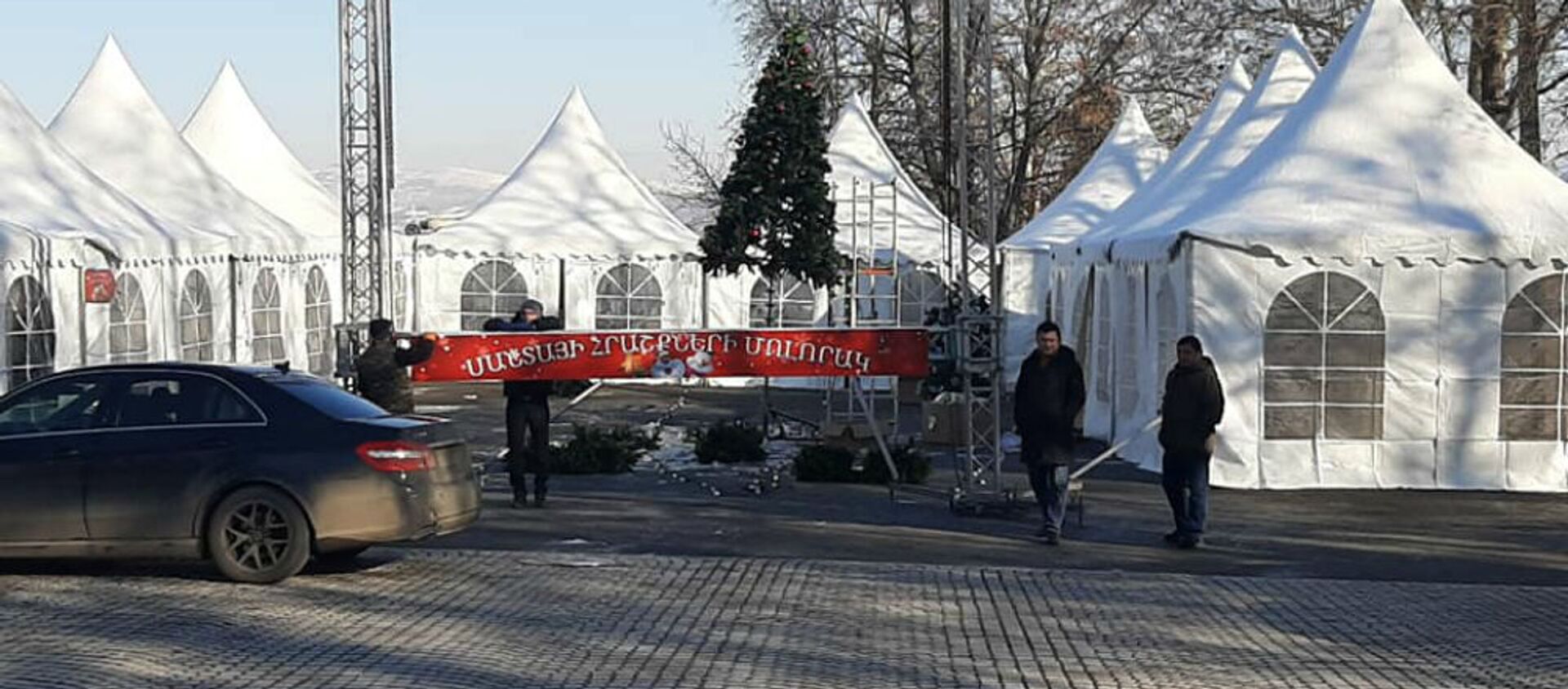 Демонтаж новогодних палаток в Степанакерте (25 декабря 2020). Карабах - Sputnik Армения, 1920, 25.12.2020