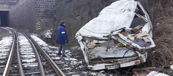 Микроавтобус упал с обрыва на территорию отвода железнодорожного полотна на перегоне Санаин-Туманян 25 декабря 2020). Микроавтобус упал с обрыва на территорию отвода железнодорожного полотна на перегоне Санаин-Туманян 25 декабря 2020). - Sputnik Армения