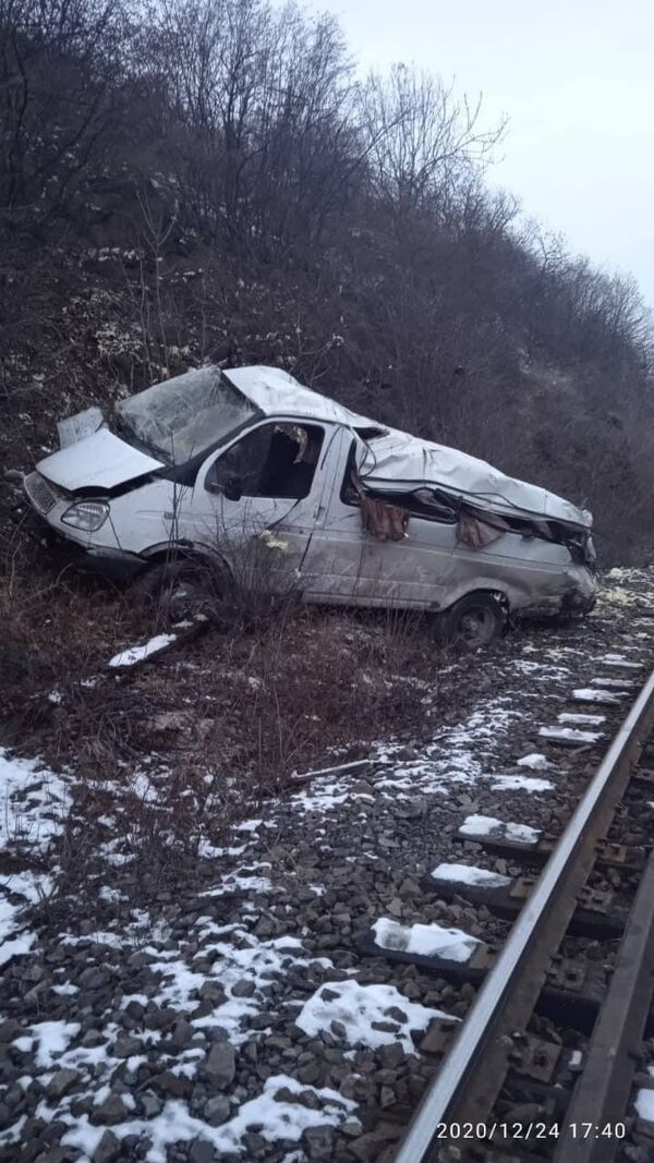 В Армении водитель Газели oтвлекся на телефон и сорвался с обрыва В Армении водитель Газели oтвлекся на телефон и сорвался с обрыва - Sputnik Армения
