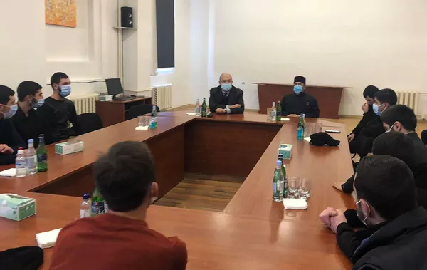 Президент Армении провел закрытую встречу с главой Ширакской епархии ААЦ в Гюмри Президент Армении провел закрытую встречу с главой Ширакской епархии ААЦ в Гюмри - Sputnik Армения