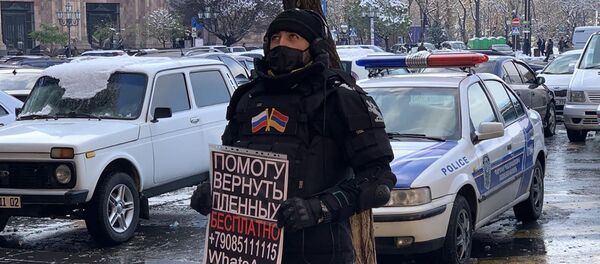 Активист с плакатом на площади Республики (24 декабря 2020). Еревaн Активист с плакатом на площади Республики (24 декабря 2020). Еревaн - Sputnik Армения