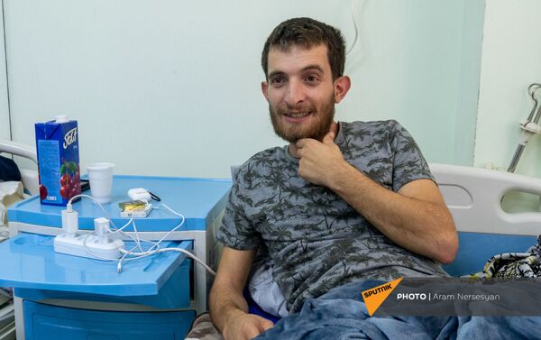 Доброволец Гор Бабаян в центральном клиническом военном госпитале - Sputnik Армения