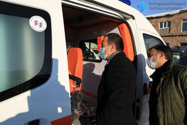В 2020 году парк Скорой помощи пополнился 67 машинами, включая внедорожники - Sputnik Армения