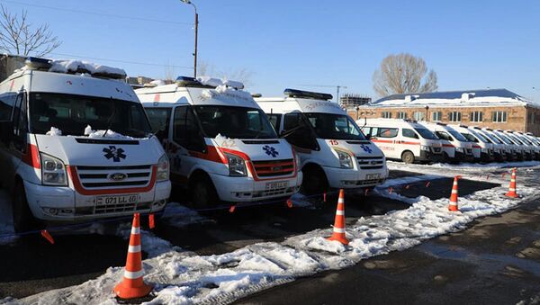 Министр здравоохранения Арсен Торосян посетил Национальный Ожоговый центр, где дислоцированы недавно приобретенные автомобили скорой помощи (26 декабря 2020). Еревaн - Sputnik Армения
