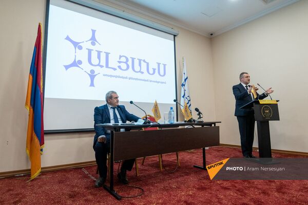 Ուրիխանյանն առաջարկում է Ռուսաստանի հետ միութենական պետություն ձևավորել - Sputnik Արմենիա