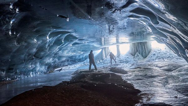 Люди в ледяной пещере Мельница в Швейцарии - Sputnik Армения