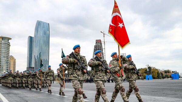 Военнослужащие диверсионной бригады турецких войск на военном параде (10 декабря 2020). Баку - Sputnik Армения
