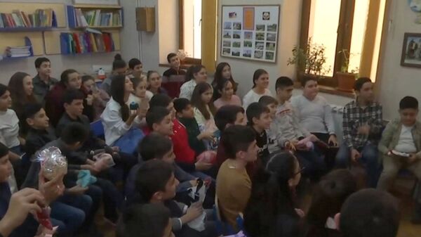 Акцию «Юнармия – детям Карабаха» провели миротворцы в одной из школ Степанакерта (27 декабря 2020). Карабах - Sputnik Армения