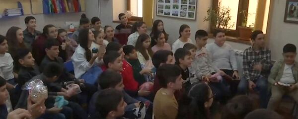 Акцию «Юнармия – детям Карабаха» провели миротворцы в одной из школ Степанакерта (27 декабря 2020). Карабах Акцию «Юнармия – детям Карабаха» провели миротворцы в одной из школ Степанакерта (27 декабря 2020). Карабах - Sputnik Армения