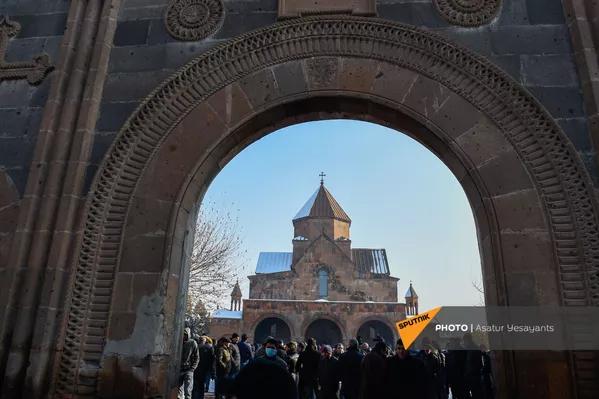 Акция в поддержку ААЦ под девизом Решительно встанем на защиту нашей церкви (27 декабря 2020). Эчмиадзин Акция в поддержку ААЦ под девизом Решительно встанем на защиту нашей церкви (27 декабря 2020). Эчмиадзин - Sputnik Армения