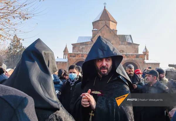Акция в поддержку ААЦ под девизом Решительно встанем на защиту нашей церкви (27 декабря 2020). Эчмиадзин Акция в поддержку ААЦ под девизом Решительно встанем на защиту нашей церкви (27 декабря 2020). Эчмиадзин - Sputnik Армения