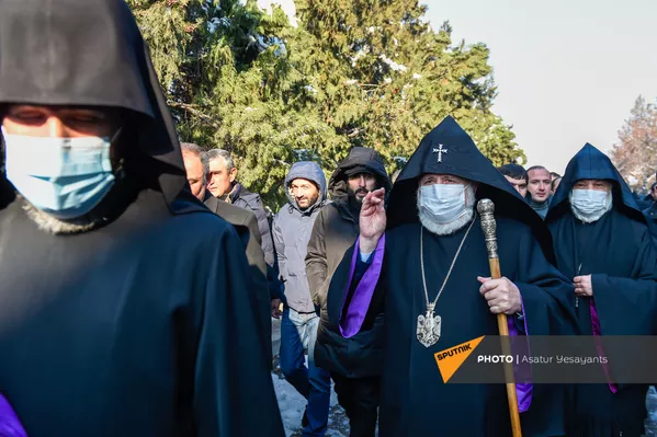 Католикос Гарегин II на акции в поддержку ААЦ под девизом Решительно встанем на защиту нашей церкви (27 декабря 2020). Эчмиадзин Католикос Гарегин II на акции в поддержку ААЦ под девизом Решительно встанем на защиту нашей церкви (27 декабря 2020). Эчмиадзин - Sputnik Армения
