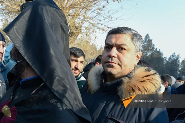 Артур Ванецян на акции в поддержку ААЦ под девизом Решительно встанем на защиту нашей церкви (27 декабря 2020). Эчмиадзин Артур Ванецян на акции в поддержку ААЦ под девизом Решительно встанем на защиту нашей церкви (27 декабря 2020). Эчмиадзин - Sputnik Армения