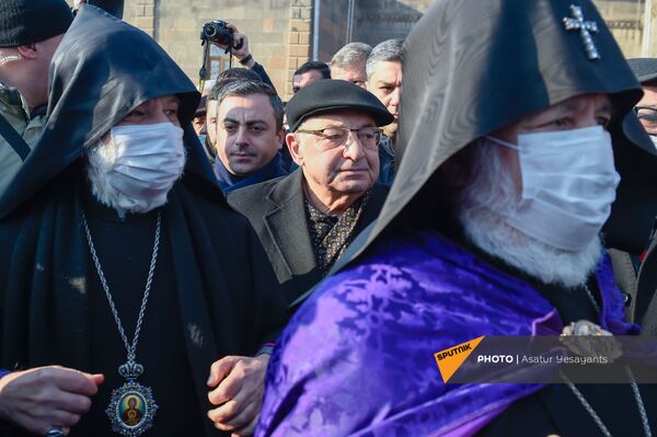 Վազգեն Մանուկյանն ու Իշխան Սաղաթելյանն «Ամուր կանգնենք մեր եկեղեցու կողքին» ակցիայի ժամանակ՝ Մայր աթոռ սուրբ Էջմիածնում, 27 դեկտեմբերի, 2020 - Sputnik Արմենիա