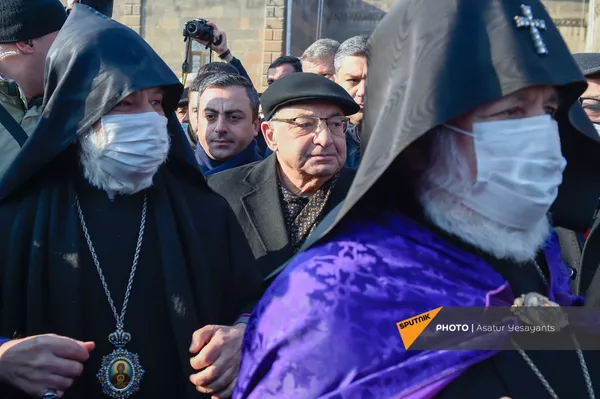 Вазген Манукян на акции в поддержку ААЦ под девизом Решительно встанем на защиту нашей церкви (27 декабря 2020). Эчмиадзин Вазген Манукян на акции в поддержку ААЦ под девизом Решительно встанем на защиту нашей церкви (27 декабря 2020). Эчмиадзин - Sputnik Армения
