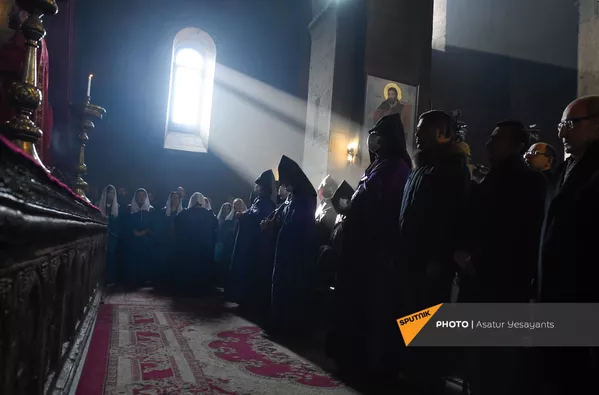Католикос Гарегин II проводит Литургию на акции в поддержку ААЦ под девизом Решительно встанем на защиту нашей церкви (27 декабря 2020). Эчмиадзин Католикос Гарегин II проводит Литургию на акции в поддержку ААЦ под девизом Решительно встанем на защиту нашей церкви (27 декабря 2020). Эчмиадзин - Sputnik Армения