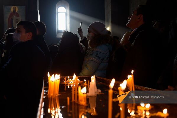 Католикос Гарегин II проводит Литургию на акции в поддержку ААЦ под девизом Решительно встанем на защиту нашей церкви (27 декабря 2020). Эчмиадзин - Sputnik Армения