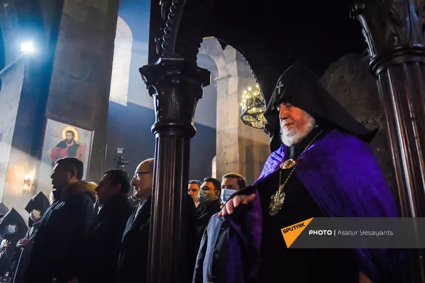 Католикос Гарегин II проводит Литургию на акции в поддержку ААЦ под девизом Решительно встанем на защиту нашей церкви (27 декабря 2020). Эчмиадзин Католикос Гарегин II проводит Литургию на акции в поддержку ААЦ под девизом Решительно встанем на защиту нашей церкви (27 декабря 2020). Эчмиадзин - Sputnik Армения