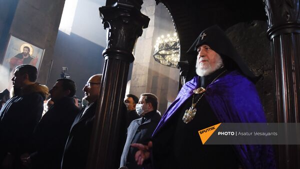 Католикос Гарегин II проводит Литургию на акции в поддержку ААЦ под девизом Решительно встанем на защиту нашей церкви (27 декабря 2020). Эчмиадзин - Sputnik Արմենիա