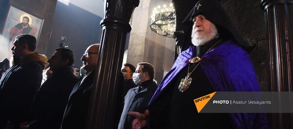 Католикос Гарегин II проводит Литургию на акции в поддержку ААЦ под девизом Решительно встанем на защиту нашей церкви (27 декабря 2020). Эчмиадзин - Sputnik Արմենիա