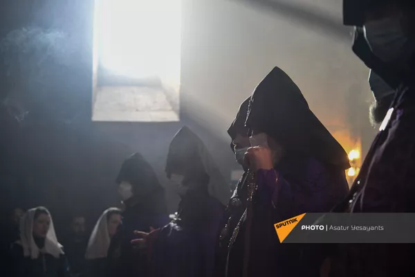 Католикос Гарегин II проводит Литургию на акции в поддержку ААЦ под девизом Решительно встанем на защиту нашей церкви (27 декабря 2020). Эчмиадзин Католикос Гарегин II проводит Литургию на акции в поддержку ААЦ под девизом Решительно встанем на защиту нашей церкви (27 декабря 2020). Эчмиадзин - Sputnik Армения