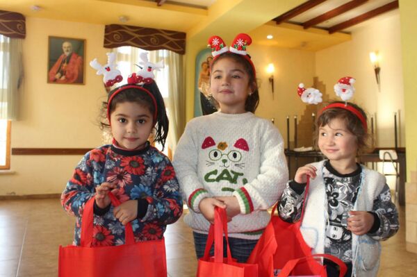 Без Деда Мороза и елки: многие детишки из Карабаха лишены не только дома Без Деда Мороза и елки: многие детишки из Карабаха лишены не только дома - Sputnik Армения