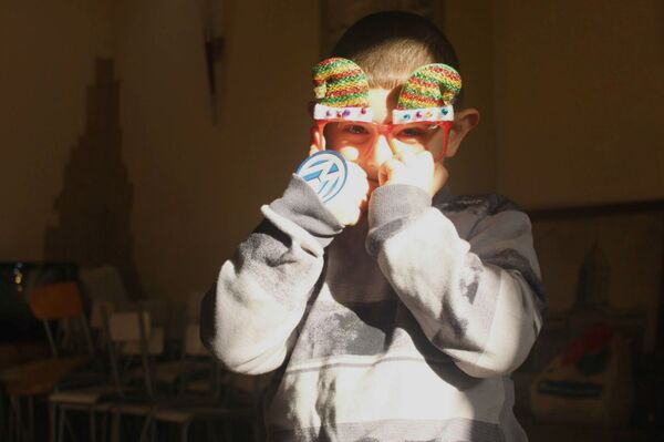 Առանց Ձմեռ պապի ու տոնածառի. արցախցի շատ փոքիկներ այս տարի զրկված են Ամանորից Առանց Ձմեռ պապի ու տոնածառի. արցախցի շատ փոքիկներ այս տարի զրկված են Ամանորից - Sputnik Արմենիա