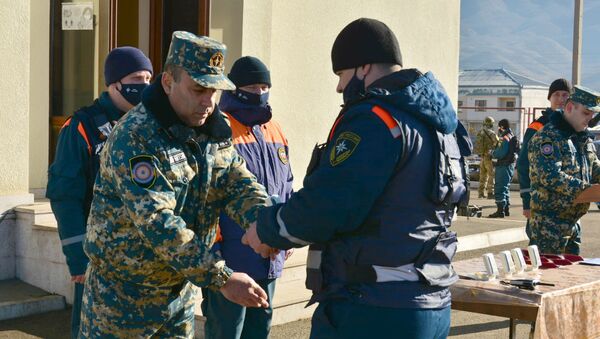 Первый заместитель директора службы по ЧС Карена Саркисяна, полковник Самвел Петросян, поздравил своих российских коллег и вручил им награды (27 декабря 2020). Село Иванян, Карабах - Sputnik Армения