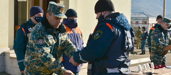 Первый заместитель директора службы по ЧС Карена Саркисяна, полковник Самвел Петросян, поздравил своих российских коллег и вручил им награды (27 декабря 2020). Село Иванян, Карабах Первый заместитель директора службы по ЧС Карена Саркисяна, полковник Самвел Петросян, поздравил своих российских коллег и вручил им награды (27 декабря 2020). Село Иванян, Карабах - Sputnik Армения