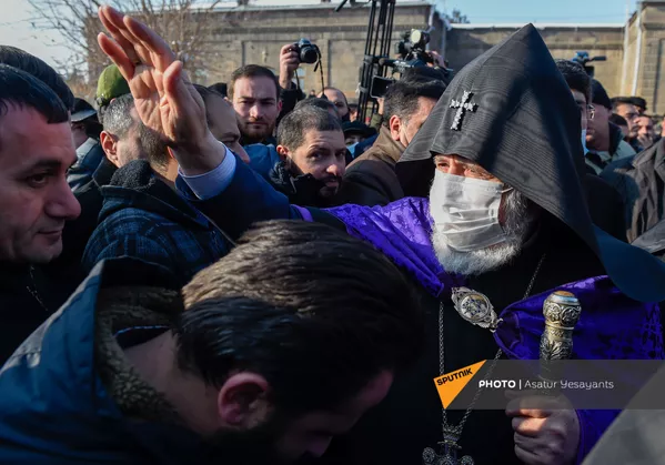 Католикос Гарегин II на акции в поддержку ААЦ под девизом Решительно встанем на защиту нашей церкви (27 декабря 2020). Эчмиадзин Католикос Гарегин II на акции в поддержку ААЦ под девизом Решительно встанем на защиту нашей церкви (27 декабря 2020). Эчмиадзин - Sputnik Армения