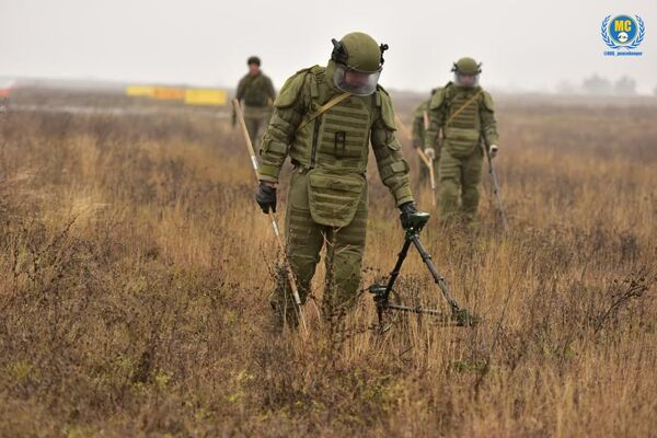 Найдено 2237 взрывоопасных предметов: миротворцы расчищают окрестности Степанакерта - Sputnik Армения