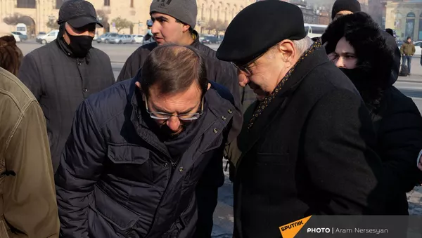 Вазген Манукян (справа) и Гехам Манукян на акции протеста (28 декабря 2020). Еревaн - Sputnik Армения