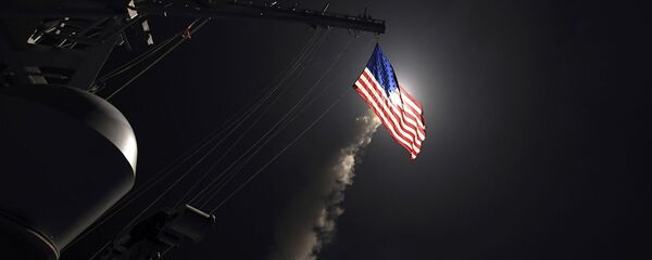 Эсминец с управляемыми ракетами USS Porter (DDG 78) запускает наземную ударную ракету Томагавк в Средиземном море (7 апреля 2017). - Sputnik Армения