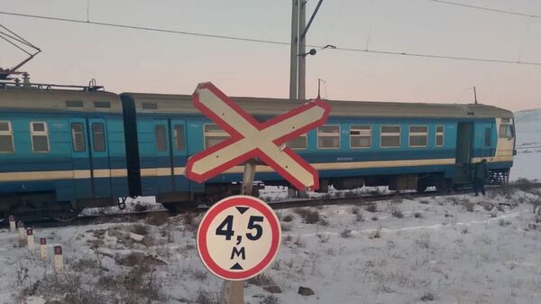 Пригородный электропоезд, следующий курсом Ереван-Гюмри-Ереван, столкнулся с внедорожником (28 декабря 2020). - Sputnik Армения
