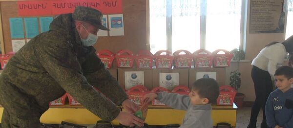 Российские миротворцы в преддверии Нового года подарили ученикам школ № 2 и №12 рюкзаки, канцтовары и наборы со сладостями (28 декабря 2020). Степанакерт Российские миротворцы в преддверии Нового года подарили ученикам школ № 2 и №12 рюкзаки, канцтовары и наборы со сладостями (28 декабря 2020). Степанакерт - Sputnik Արմենիա