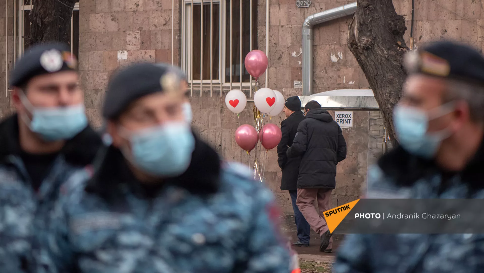 Сотрудники полиции во время митинга оппозиции перед зданием Следственного комитета Армении (29 декабря 2020). Еревaн