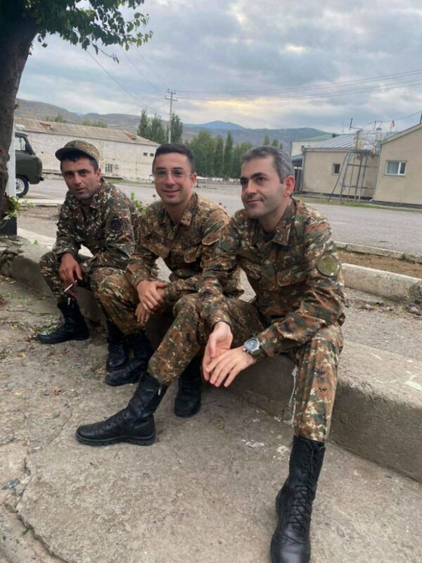 «Չեմ կարող վախկոտի պես ապրել». Վահեն իր վերջին վիրավորին կուրանալուց փրկեց, ինքը զոհվեց «Չեմ կարող վախկոտի պես ապրել». Վահեն իր վերջին վիրավորին կուրանալուց փրկեց, ինքը զոհվեց - Sputnik Արմենիա